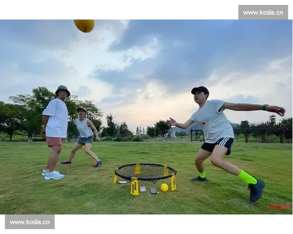 趣味十足的挠痒痒比赛引发热潮 谁能成功忍住笑声赢得胜利